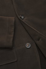 Nahaufnahme der Agnona Velourslederjacke dunkelbraun aus edlem Veloursleder mit variablen Kragen, Knöpfen und aufgesetzter Fronttasche, Detail von vorne.