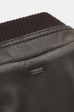 Close-up view of the knitted stand-up collar and finely grained leather texture of the Windsor leather jacket 'Bassano' dark brown, showing soft touch and detailed stitching. The noble leather jacket 'Bassano' by WINDSOR made of finely grained leather imp