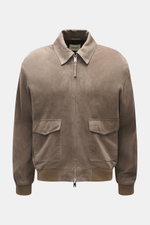 Arma Veloursleder-Blouson 'Gwenno' taupe, Frontansicht, feines Veloursleder, Regular Fit, Umlegekragen, robuster Zwei-Wege-Reißverschluss, aufgesetzte Hüfttaschen, elastische Rippstrickbündchen, geschmeidiger Futterstoff.