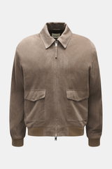 Arma Veloursleder-Blouson 'Gwenno' taupe, Frontansicht, feines Veloursleder, Regular Fit, Umlegekragen, robuster Zwei-Wege-Reißverschluss, aufgesetzte Hüfttaschen, elastische Rippstrickbündchen, geschmeidiger Futterstoff.