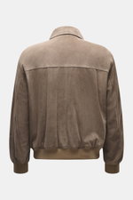 Arma Veloursleder-Blouson 'Gwenno' taupe Rückansicht, feines Veloursleder, Regular Fit, Umlegekragen, zwei Hüfttaschen, Rippstrickbündchen, Futterstoff.