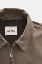 Nahaufnahme aus schräger Draufsicht des Arma Veloursleder-Blouson 'Gwenno' taupe mit Umlegekragen, robustem Zwei-Wege-Reißverschluss, feinem Veloursleder, Regular Fit, aufgesetzten Hüfttaschen, elastischen Rippstrickbündchen und geschmeidigem Futterstoff.