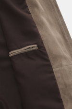 Arma Veloursleder-Blouson 'Gwenno' taupe, Detailfoto Innenfutter mit feinem Veloursleder, Regular Fit, Umlegekragen, Zwei-Wege-Reißverschluss, Hüfttaschen, Rippstrickbündchen, geschmeidiger Futterstoff.