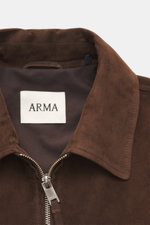 Arma Veloursleder-Blouson "Gwenno" dunkelbraun, Nahaufnahme von oben, feines Veloursleder, Regular Fit, Umlegekragen, robuster Zwei-Wege-Reißverschluss, aufgesetzte Hüfttaschen, elastische Rippstrickbündchen, geschmeidiger Futterstoff.