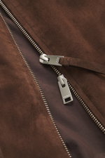 Nahaufnahme aus schräger Perspektive des Reißverschlusses vom Arma Veloursleder-Blouson 'Gwenno' dunkelbraun, feines Veloursleder, Regular Fit, Umlegekragen, robuster Zwei-Wege-Reißverschluss, aufgesetzte Hüfttaschen, elastische Rippstrickbündchen, geschm