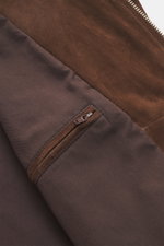 Nahaufnahme des Arma Veloursleder-Blouson 'Gwenno' dunkelbraun von innen, zeigt feines Veloursleder, Regular Fit, Umlegekragen, robusten Zwei-Wege-Reißverschluss, aufgesetzte Hüfttaschen, elastische Rippstrickbündchen und geschmeidigen Futterstoff.