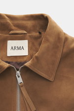 Close-up front view of the collar and zipper of the Arma Suede leather jacket 'Kale' brown, made from soft suede leather with a slim fit and turn-down collar.

<p>Stylish companion for the transitional season: The velour leather jacket from ARMA gives urb