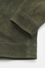 Close-up from the side of the Arma Suede leather jacket 'Kale' dark green showing soft suede leather and detailed stitching.

Description: <p>Stylish companion for the transitional season: The velour leather jacket from ARMA gives urban looks timeless sop