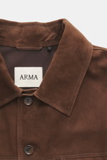 Arma Velourslederjacke 'Daniel' dunkelbraun, Detailaufnahme von oben, softes Veloursleder, Umlegekragen, Slim Fit, fünf Knöpfe, vier Fronttaschen, ungefüttert.