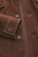 Nahaufnahme der Arma Velourslederjacke 'Daniel' dunkelbraun, softes Veloursleder, Slim Fit, Umlegekragen, fünf Knöpfe, Ärmel mit Knopf, ungefüttert.