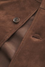 Nahaufnahme aus schräger Perspektive der Arma Velourslederjacke 'Daniel' dunkelbraun mit softem Veloursleder, Knopf und feiner Naht, Slim Fit, Umlegekragen, ungefüttert.