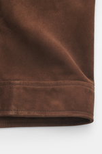 Braunes Velourslederdetail der Arma Velourslederjacke 'Daniel' dunkelbraun, Nahaufnahme von Ärmelabschluss mit weichem Griff und feiner Naht.