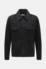Arma Velourslederjacke 'Daniel' dark navy, frontal aufgenommen, softes Veloursleder, Slim Fit, Umlegekragen, fünf Knöpfe, vier Taschen, Knopfärmel, ungefüttert, weicher Griff, stilvoll für Übergangszeit.