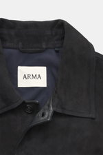 Nahaufnahme der Arma Velourslederjacke 'Daniel' dark navy, weich, Slim Fit mit Umlegekragen und Fünf-Knopf-Leiste, frontal fotografiert.