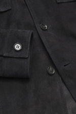Arma Velourslederjacke 'Daniel' dark navy, Detailaufnahme von Knöpfen, Ärmel mit Knopf, softes Veloursleder, Slim Fit, ungefüttert, vier Fronttaschen.