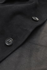 Arma Velourslederjacke 'Daniel' dark navy aus softem Veloursleder, Slim Fit, Umlegekragen, Fünf-Knopf-Leiste, Detailfoto von oben.
