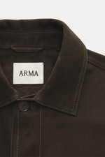 Nahaufnahme der Arma Velourslederjacke 'Mex' dunkelbraun von oben, zeigt Umlegekragen, feines Lammvelours, weichen Griff und präzise Nahtdetails.