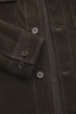 Nahaufnahme der Arma Velourslederjacke 'Mex' dunkelbraun, ungefüttert aus edlem Lammveloursleder mit Knopfleiste, Umlegekragen und Brusttaschen.
