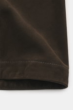 Nahaufnahme der Arma Velourslederjacke 'Mex' dunkelbraun von unten, zeigt edles Lammveloursleder, weichen Griff und feine Nahtdetails.