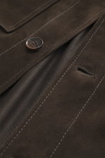 Nahaufnahme der Arma Velourslederjacke 'Mex' dunkelbraun aus edlem Lammveloursleder mit Knopf, Umlegekragen und Brusttaschen, Detailansicht von oben.