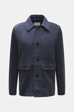 Frontansicht der 04651/ A trip in a bag Nubuklederjacke 'Workwear Jacket' navy aus geschmeidigem Nubukleder mit Umlegekragen, Slim Fit und aufgesetzten Taschen.