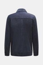 Rückansicht der 04651/ A trip in a bag Nubuklederjacke 'Workwear Jacket' navy aus feinem, weichem Nubukleder mit Umlegekragen, Slim Fit und Hüfttaschen.