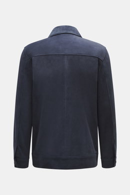 Rückansicht der 04651/ A trip in a bag Nubuklederjacke 'Workwear Jacket' navy aus feinem, weichem Nubukleder mit Umlegekragen, Slim Fit und Hüfttaschen.