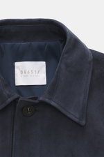 Nahaufnahme der Umlegekragen und Futterstoff der 04651/ A trip in a bag Nubuklederjacke 'Workwear Jacket' navy aus weichem Nubukleder.