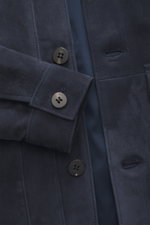Nahaufnahme der 04651/ A trip in a bag Nubuklederjacke 'Workwear Jacket' navy, aus feinem, weichem Nubukleder mit Knöpfen und Futterstoff.