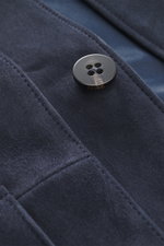 Nahaufnahme aus schräger Perspektive der 04651/ A trip in a bag Nubuklederjacke 'Workwear Jacket' navy aus geschmeidigem Nubukleder mit weichem Griff, Fünf-Knopf-Leiste und aufgesetzter Tasche.