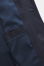 Nahaufnahme der Innenseite der 04651/ A trip in a bag Nubuklederjacke 'Workwear Jacket' navy, aus geschmeidigem Nubukleder mit weichem Griff und glattem Futterstoff.