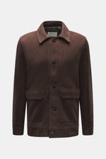 Vorderansicht der dunkelbraunen 04651/ A trip in a bag Nubuklederjacke 'Workwear Jacket' aus feinem, geschmeidigem Nubukleder mit Slim Fit, Umlegekragen, Fünf-Knopf-Leiste und aufgesetzten Hüfttaschen.