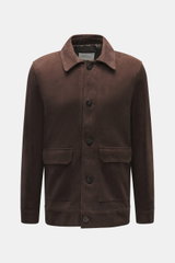 Vorderansicht der dunkelbraunen 04651/ A trip in a bag Nubuklederjacke 'Workwear Jacket' aus feinem, geschmeidigem Nubukleder mit Slim Fit, Umlegekragen, Fünf-Knopf-Leiste und aufgesetzten Hüfttaschen.
