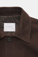 Nahaufnahme der dunkelbraunen 04651/ A trip in a bag Nubuklederjacke 'Workwear Jacket' mit Umlegekragen, Knopfleiste und weichem Nubukleder, Frontansicht.