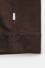 04651/ A trip in a bag Nubuklederjacke 'Workwear Jacket' dunkelbraun in Nahaufnahme, feines Nubukleder mit weichem Griff und sichtbarem Label.