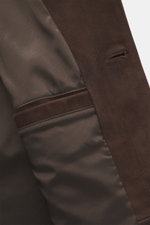 Nahaufnahme der Innenansicht mit geschmeidigem Futterstoff und Knopfloch der dunkelbraunen 04651/ A trip in a bag Nubuklederjacke 'Workwear Jacket'.