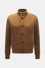 Frontansicht des Eddy Monetti Veloursleder-Blouson hellbraun mit Stehkragen aus Rippstrick, Acht-Knopf-Leiste, Slim Fit, Cashmere-Futter, Hüfttaschen, elastischen Bündchen.