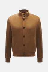 Frontansicht des Eddy Monetti Veloursleder-Blouson hellbraun mit Stehkragen aus Rippstrick, Acht-Knopf-Leiste, Slim Fit, Cashmere-Futter, Hüfttaschen, elastischen Bündchen.