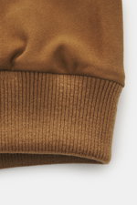Nahaufnahme des Saums mit elastischem Rippstrickbündchen des Eddy Monetti Veloursleder-Blouson hellbraun aus weichem Veloursleder, Detailfoto.