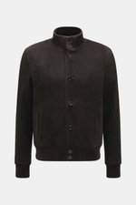 Eddy Monetti Veloursleder-Blouson dunkelbraun in Frontansicht, Slim Fit, Stehkragen aus Rippstrick, Acht-Knopf-Leiste, paspelierte Taschen, Cashmere-Futter.