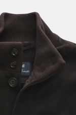 Nahaufnahme des Stehkragens aus Rippstrick und der Acht-Knopf-Leiste des Eddy Monetti Veloursleder-Blouson dunkelbraun, Slim Fit mit wärmendem Cashmere-Futter.