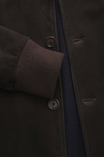 Nahaufnahme des Eddy Monetti Veloursleder-Blouson dunkelbraun von vorne, zeigt Slim Fit, acht Knöpfe, Rippstrickkragen, elastische Bündchen.