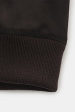 Nahaufnahme des elastischen Saumbündchens aus Rippstrick am Eddy Monetti Veloursleder-Blouson dunkelbraun, Slim Fit mit Cashmere-Futter.