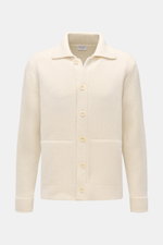 Frontale Nahaufnahme des offwhite 04651/ A trip in a bag Cardigan 'Boiled Blouson' mit sechs Knöpfen, Umlegekragen, schräge Hüfttaschen, Rippbündchen, Slim Fit, mittelfeinem Strick und schwerer Woll-Mix-Qualität.