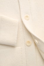 Nahaufnahme des offwhite 04651/ A trip in a bag Cardigan 'Boiled Blouson' aus Woll-Mix mit Umlegekragen, sechs Knöpfen, Rippbündchen und schrägen Taschen, mittelfeiner Strick, Slim Fit.
