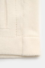 Nahaufnahme des offwhite 04651/ A trip in a bag Cardigan 'Boiled Blouson' aus Woll-Mix mit mittelfeinem Strick, Rippbündchen und schräge Hüfttaschen.