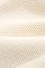 Nahaufnahme des feinen, mittelfeinen Strickbilds des 04651/ A trip in a bag Cardigan 'Boiled Blouson' offwhite aus Woll-Mix.