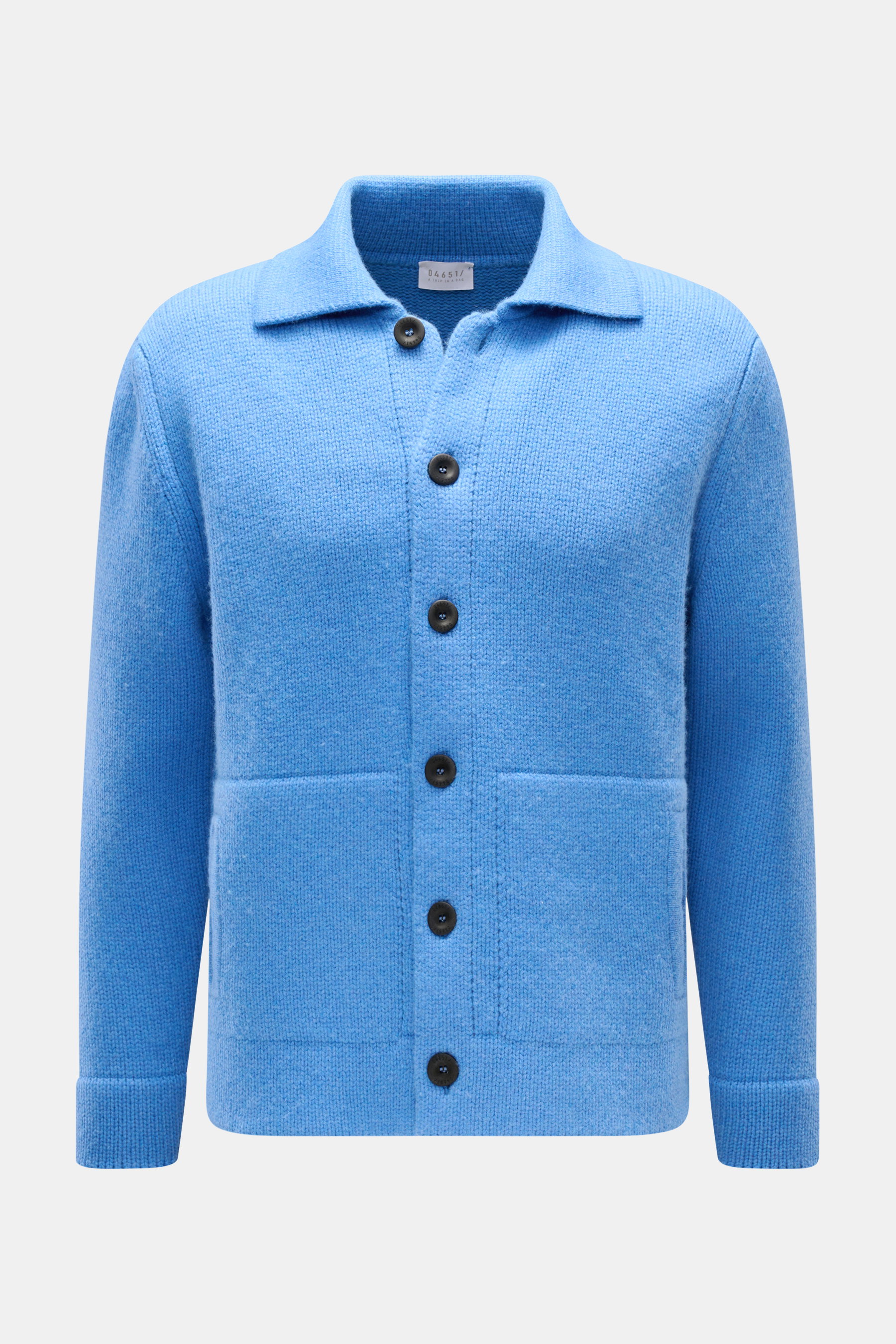 Frontansicht des blauen 04651/ A trip in a bag Cardigan 'Boiled Blouson' aus Woll-Mix mit Umlegekragen, sechs Knöpfen, Rippbündchen, Slim Fit und schrägen Hüfttaschen.