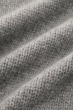 Graue Nahaufnahme des dichten, mittelfeinen Strickbilds des 04651/ A trip in a bag Cardigan 'Boiled Blouson' aus Woll-Mix.