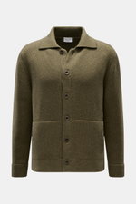 Vorderansicht des olivfarbenen 04651/ A trip in a bag Cardigan 'Boiled Blouson' aus schwerem Woll-Mix mit Umlegekragen, Slim Fit, sechs Knöpfen, Rippbündchen und schrägen Hüfttaschen.